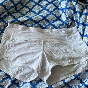 Size 4 white speed up lululemon shorts with a 2.5 inseam.